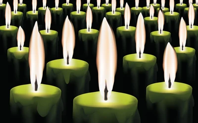 Velas verdes iluminadas com chamas tremeluzentes