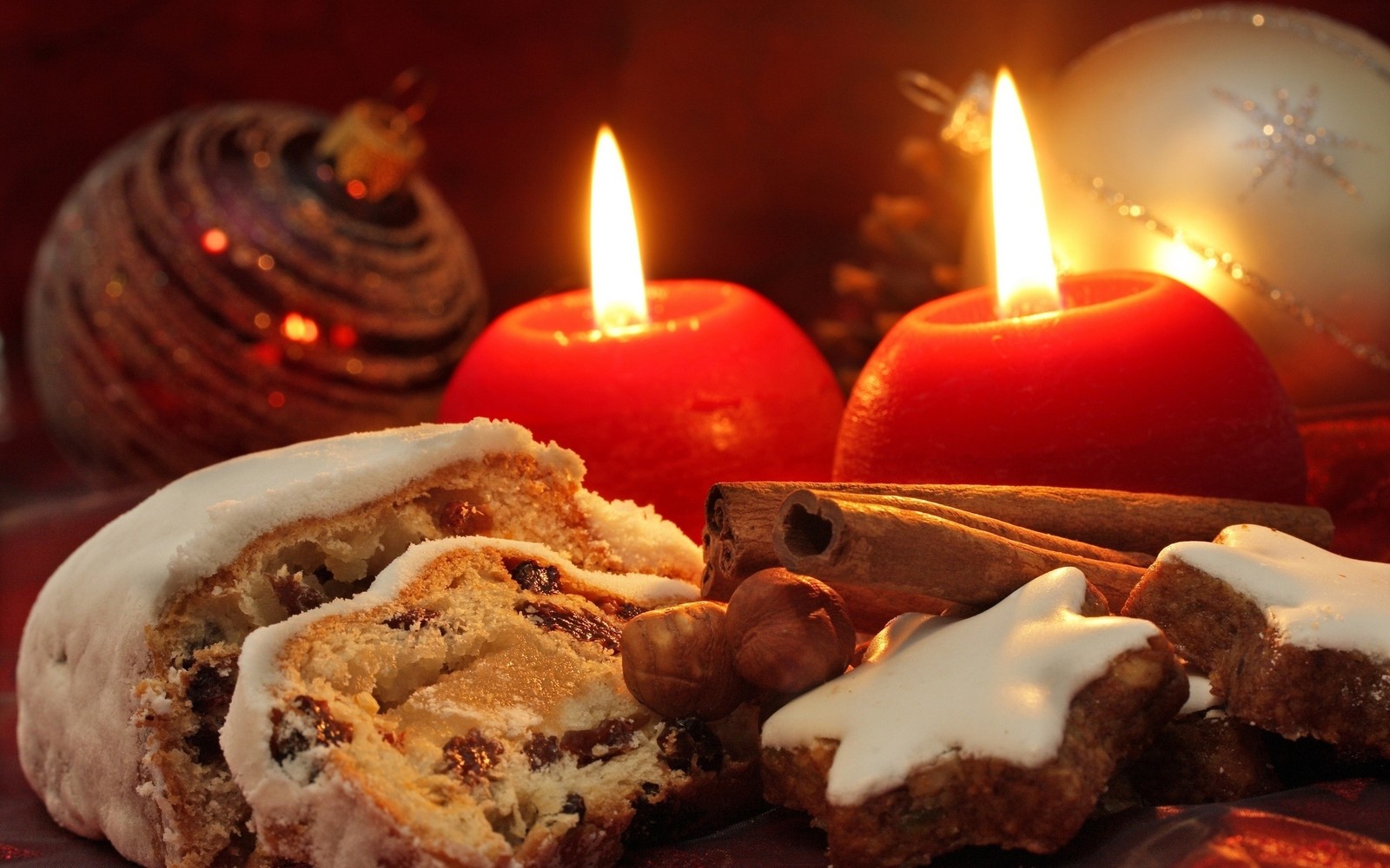 Hay algunas galletas y canela en un plato con velas (día de navidad, postre, iluminación, vela, comida)