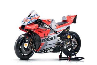 Ducati Desmosedici Superbike: Высокопроизводительный гоночный мотоцикл с аэродинамическим обвесом и усовершенствованной системой выхлопа.