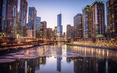 El horizonte de Chicago reflejado en la vía fluvial al anochecer