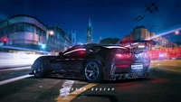 Une élégante Chevrolet Corvette C7 garée contre une silhouette urbaine vibrante, mettant en valeur ses caractéristiques de course et son environnement illuminé.