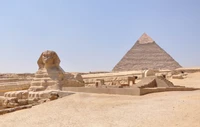 Le Grand Sphinx de Gizeh et la Grande Pyramide, symboles emblématiques de l'Égypte ancienne et merveilles du monde.