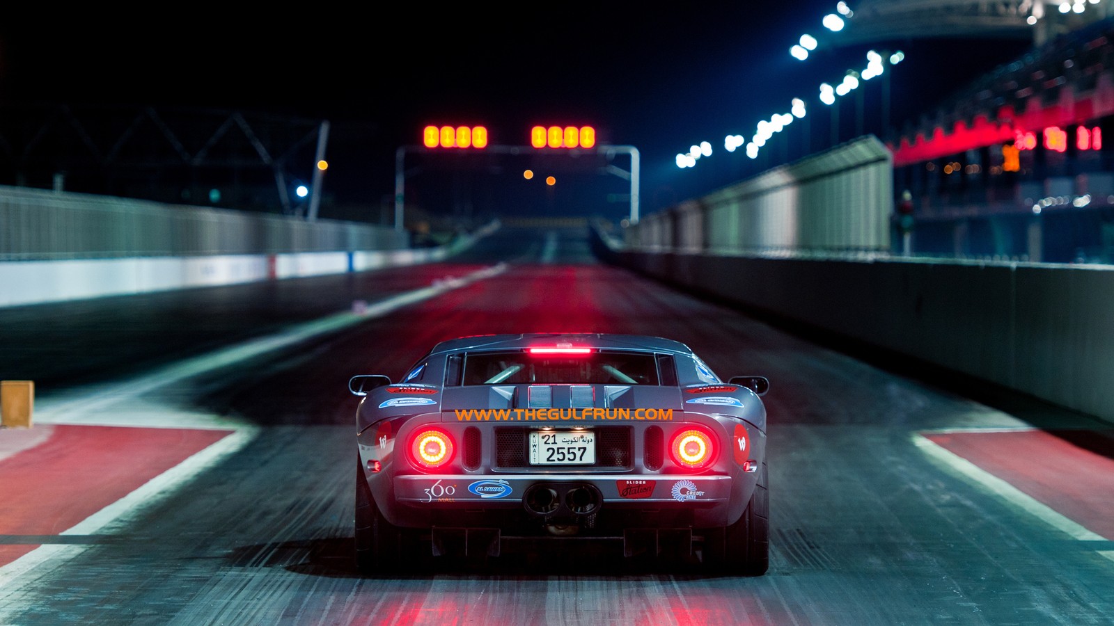 Vue aérienne d'une voiture de course sur une piste la nuit (drag racing, courses, voiture, voiture de sport, voiture de course)