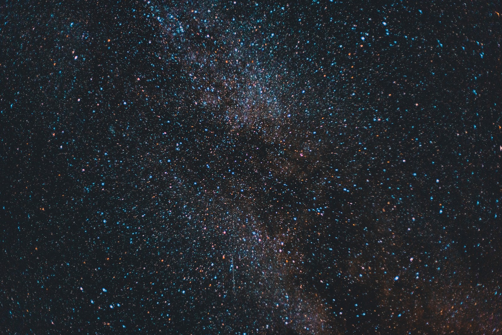 Um close-up de um céu cheio de estrelas (galáxia, estrela, via láctea, astronomia, universo)