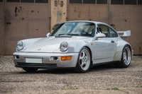 Porsche 911 GT2 en argent, mettant en valeur un design classique de voiture de sport avec des courbes distinctives et un aileron arrière proéminent.