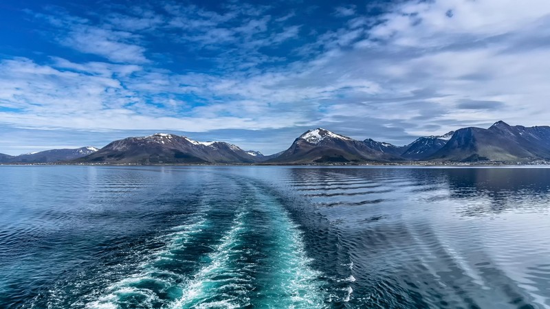 Вид на лодку, плывущую по водоему (лофотены, lofoten, море, фьорд, вода)