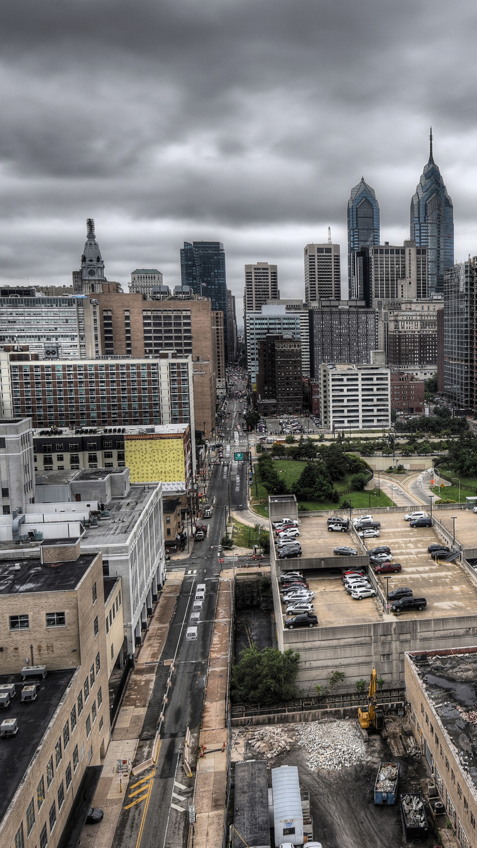 Une vue d'une ville depuis un immeuble de grande hauteur (zone urbaine, nuage, bâtiment, gratte ciel, journée)