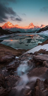 Paisagem serena de montanha ao pôr do sol com reflexos de montanhas