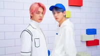 Yeonjun und Soobin von Tomorrow X Together in einer lebhaften, verspielten Umgebung