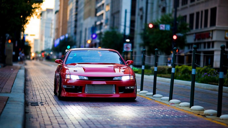 Красная машина припаркована на обочине дороги в городе (ниссан сильвия, nissan silvia, машина, ниссан 200sx, nissan 200sx)