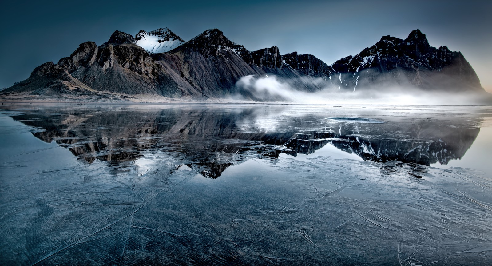 Вид на горный массив с озером на переднем плане (вестрахорн, vestrahorn, исландия, замерзшее озеро, вершина горы)