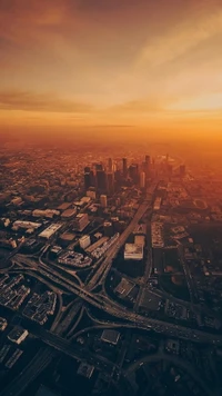 Crépuscule urbain : vue aérienne des gratte-ciel et des autoroutes au coucher du soleil