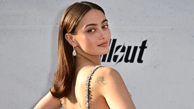 Ella Purnell bei einer Fallout-Event, das ihren eleganten Stil und ihre fesselnde Präsenz zeigt.