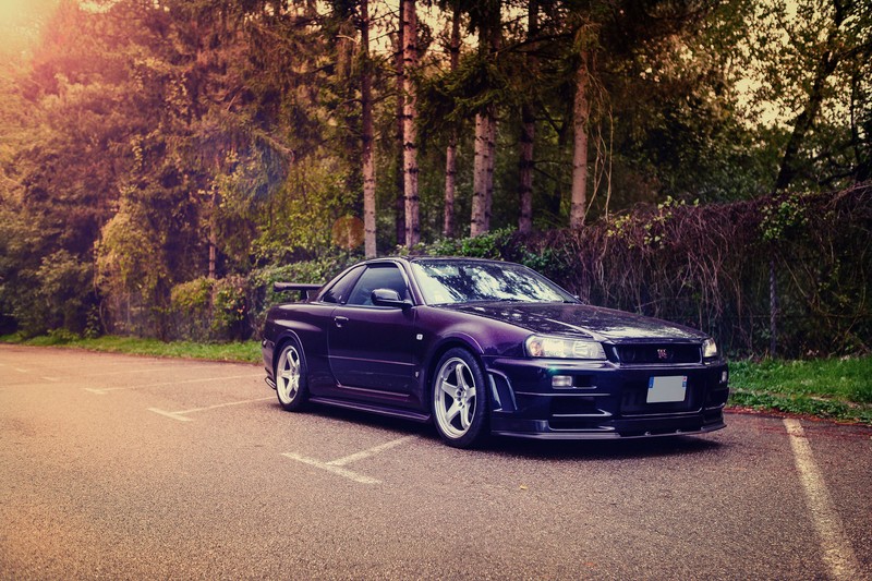 Крупный план фиолетового автомобиля, припаркованного на стоянке (nissan skyline gtr, машина, переворот, низмо, nismo)