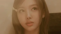 Nayeon do TWICE, irradiando elegância e charme em uma atmosfera suave e sonhadora.