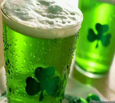 Erfrischendes grünes Bier zur Feier des St. Patrick's Day