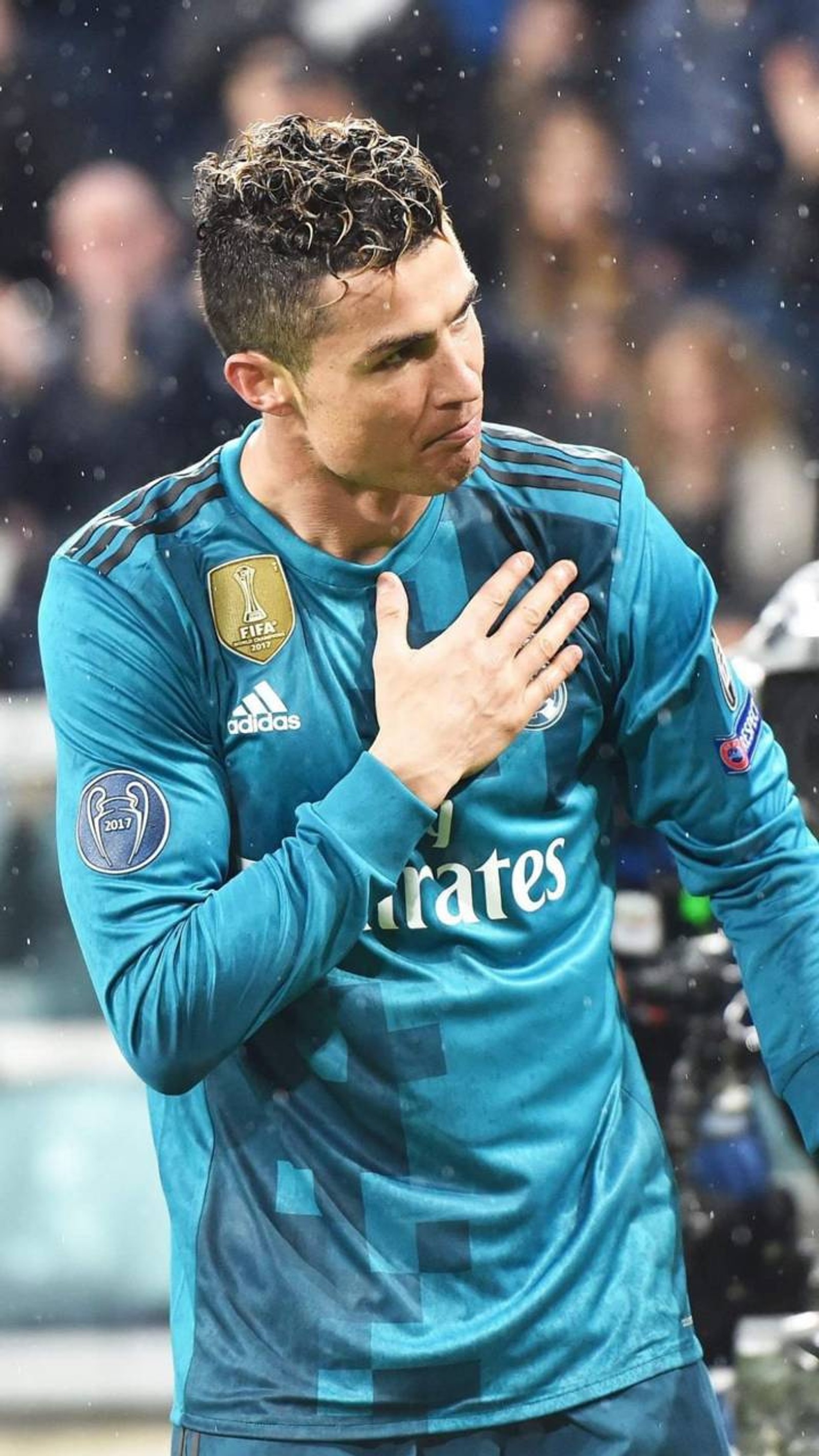 Une image retravaillée d'un footballeur en uniforme bleu (cr7, cristiano ronaldo)