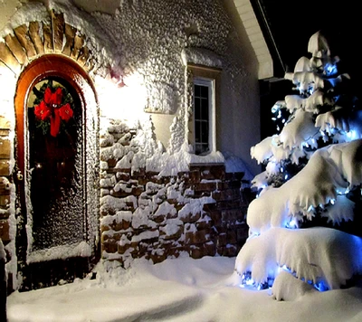 Encantadora terra das maravilhas de inverno: casa coberta de neve com decoração festiva