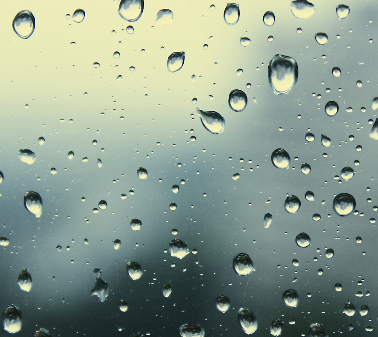 Primer plano de una ventana con gotas de lluvia (gota, vidrio, lluvia, gota de lluvia)