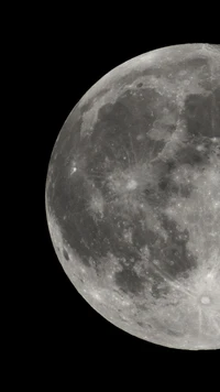 Lua cheia iluminando o céu noturno