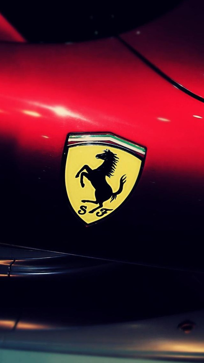 Логотип ferrari на красном спортивном автомобиле (машина, логотип)