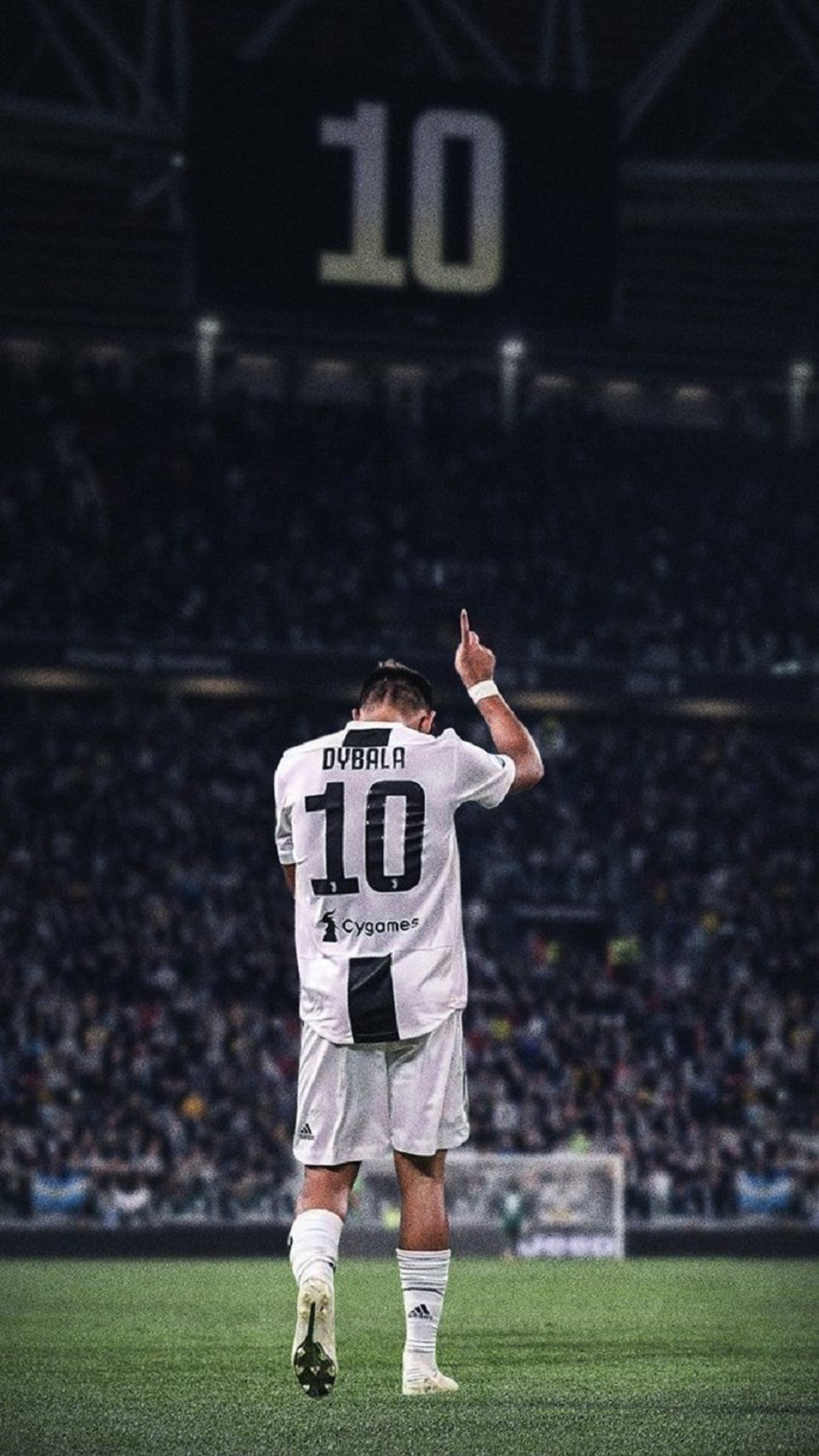 Jogador de futebol árabe em um uniforme branco no campo (argentina, dybala, futebol, juventus, jogador)