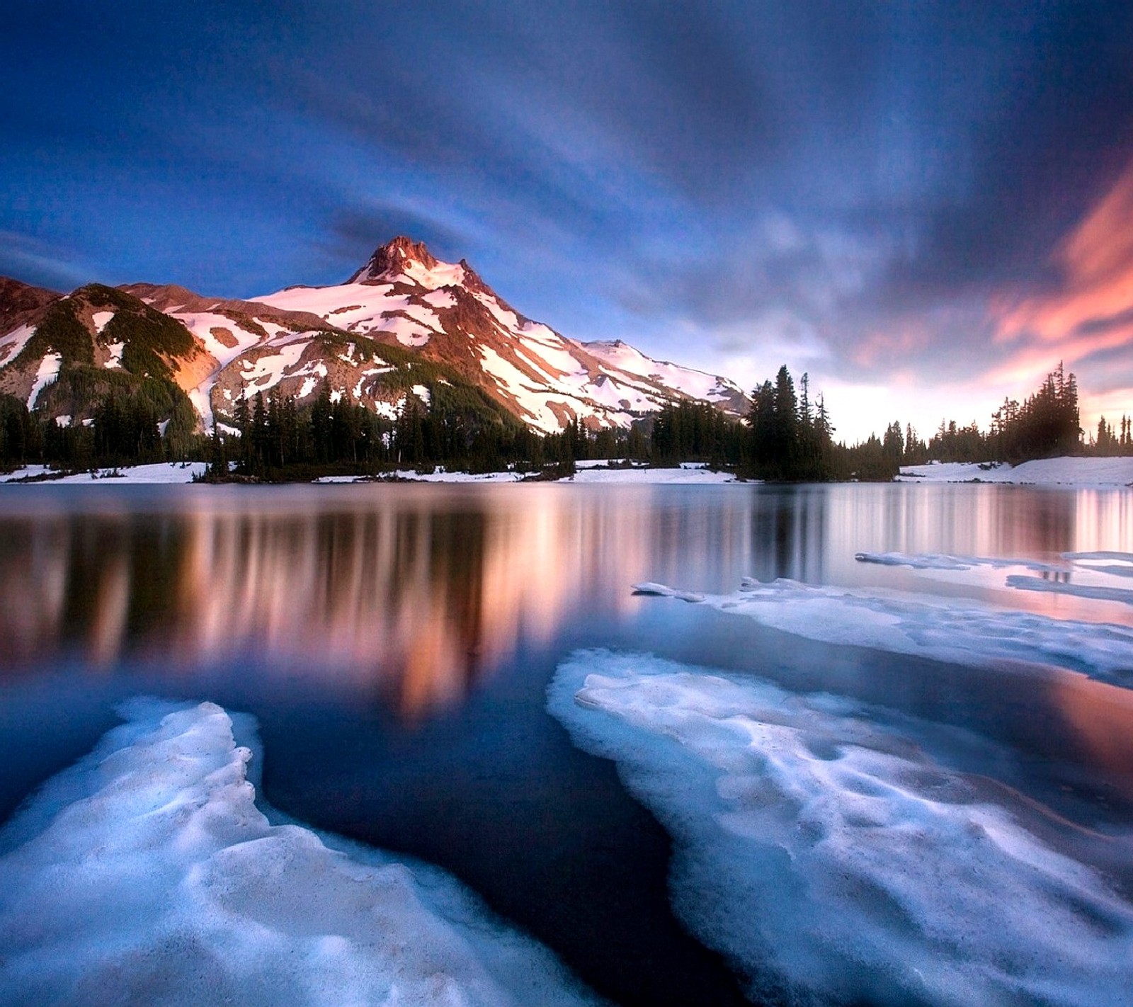 Arafed mountain with a lake and ice in the foreground (nature)