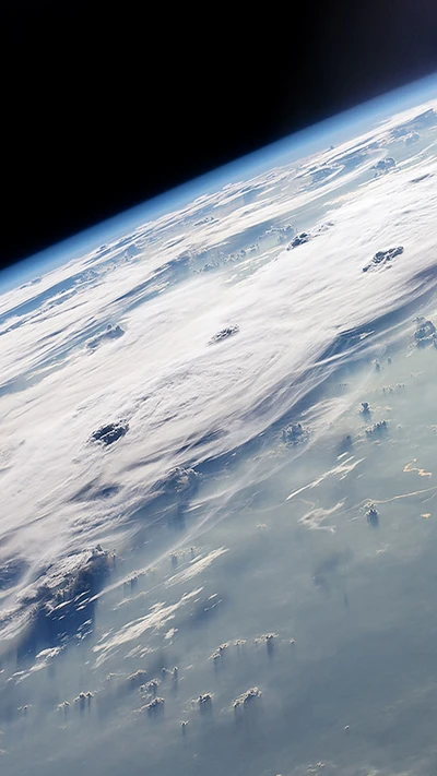 Nuvens majestosas sobre a Terra do espaço