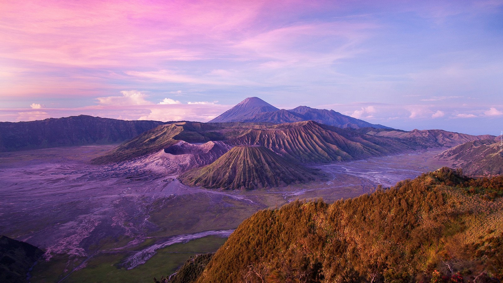 Арабский вид на гору с долиной на переднем плане (гора бромо, mount bromo, вулкан, гора, возвышенность)