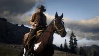 Ein Cowboy, der auf einem majestätischen Araber-Pferd gegen einen dramatischen Himmel in einer malerischen westlichen Landschaft reitet und das Wesen des Abenteuers in Red Dead Redemption 2 einfängt.