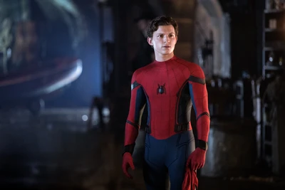 Spider-Man en una escena tenuemente iluminada de "Homecoming", listo para la acción