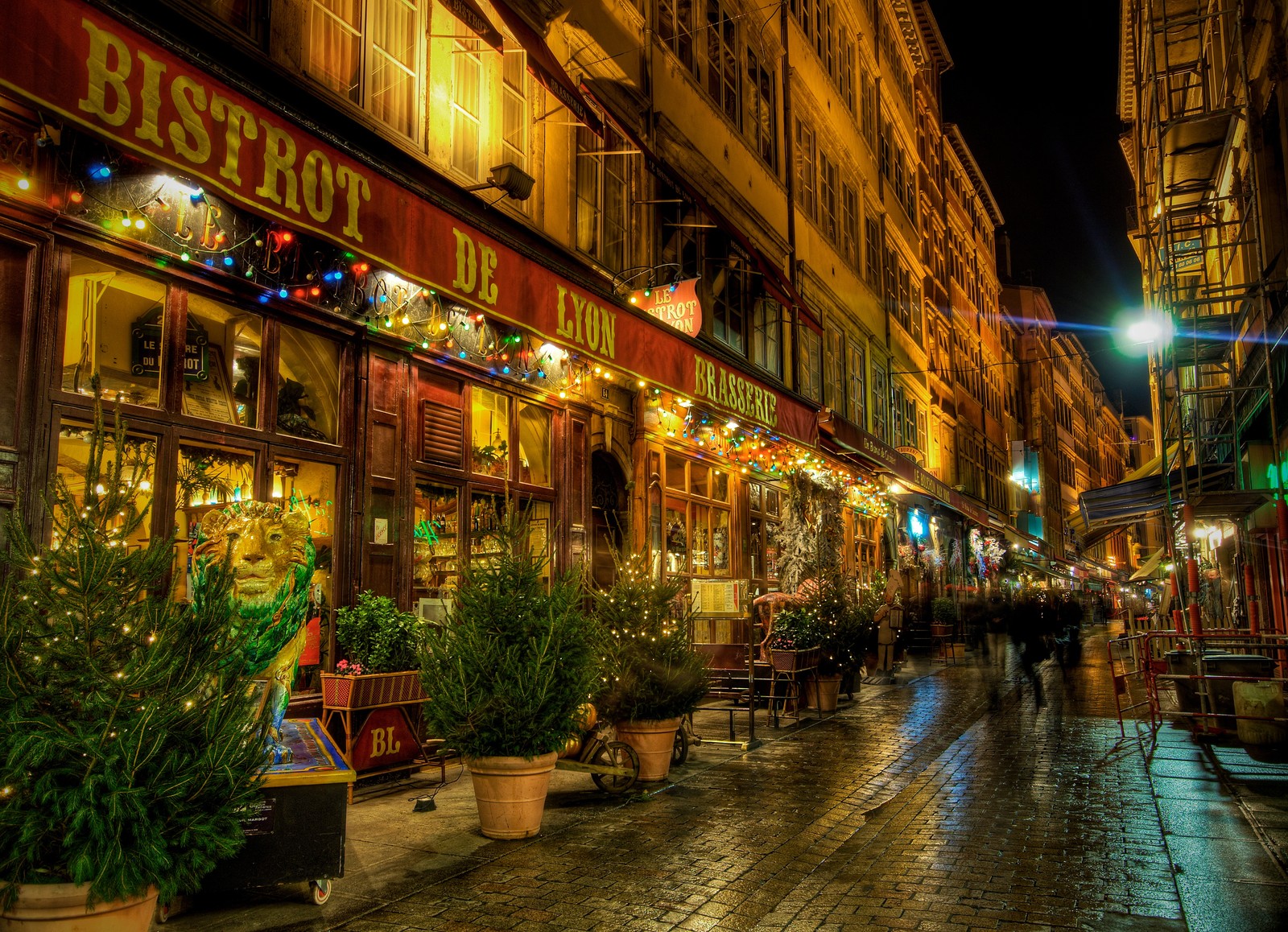 Vue arabe d'une rue avec un restaurant et quelques personnes (nuit, rue, ville, centre ville, restaurant)