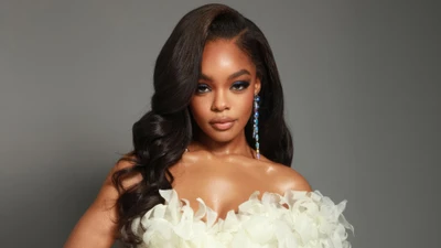 Marsai Martin exhibiendo elegancia en un impresionante vestido blanco con intrincados detalles y accesorios llamativos.