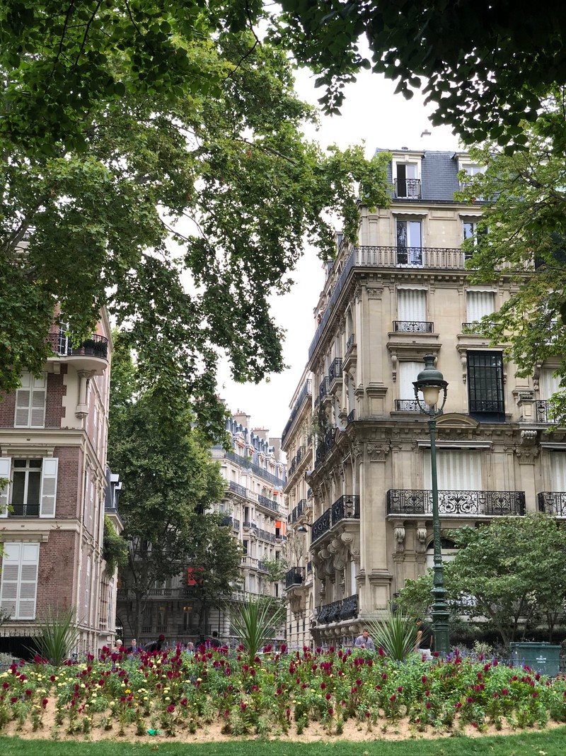 Парк с цветами и деревьями перед зданием (париж, paris, дом, сад, недвижимость)