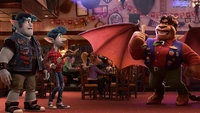 Cevada e Ian Lightfoot encontram a Manticora em uma taverna movimentada do filme "Dois Irmãos" da Pixar