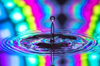 Goutte liquide vibrante dans des ondulations colorées