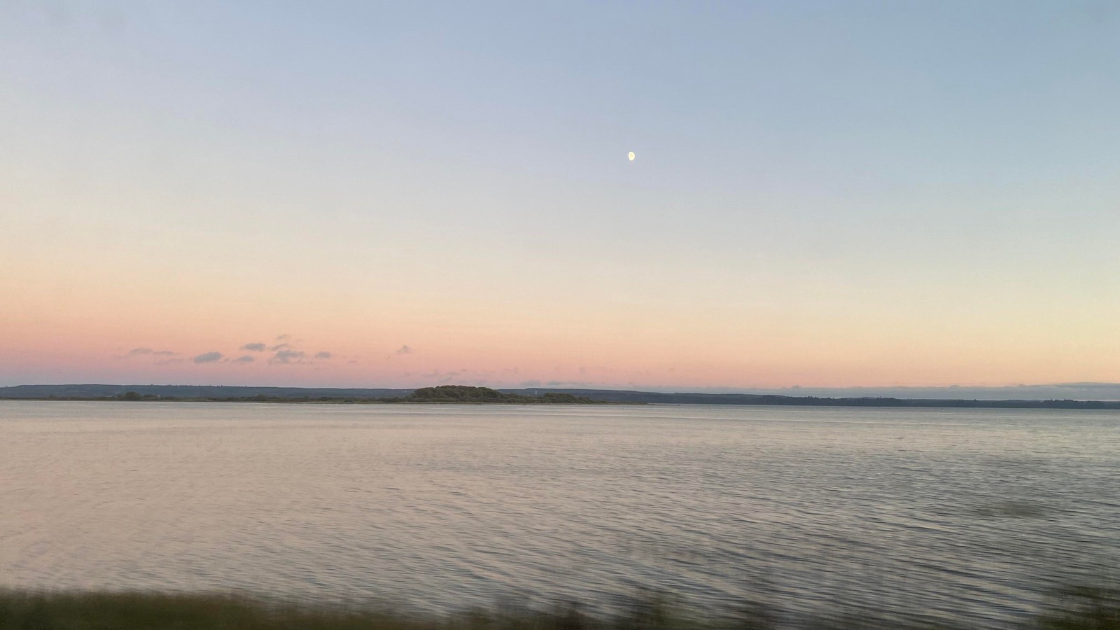 Vue d'un plan d'eau avec une lune dans le ciel (horizon, eau, nuage, ressources en eau, atmosphère)