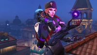 Moira de Overwatch empuñando un orbe de energía giratorio contra un paisaje urbano vibrante.