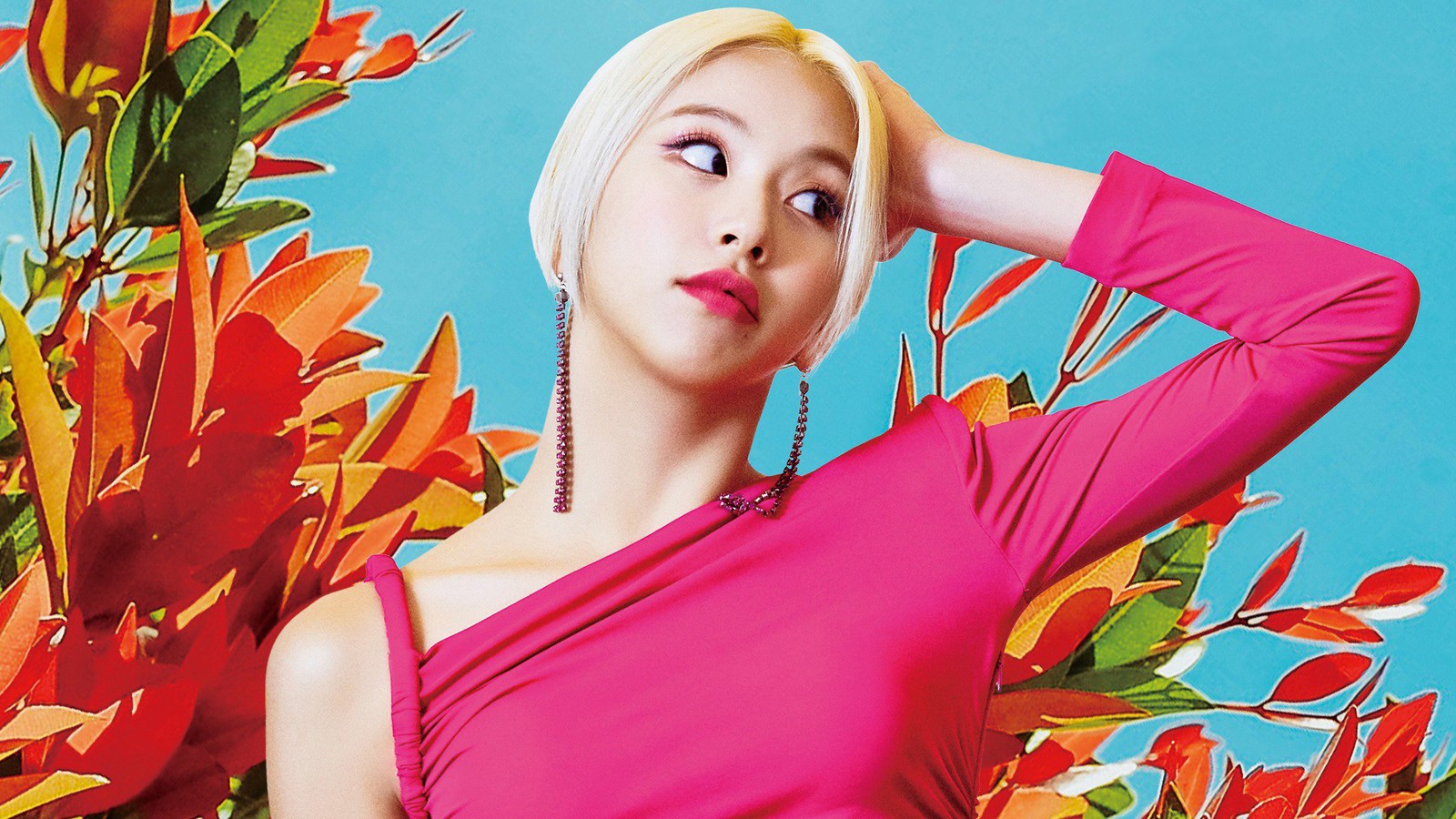 Mujer jirafa en un vestido rosa posando frente a una flor (dos veces, kpop, chicas, elegante para ti, chaeyoung)