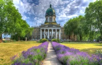 Casa histórica e majestosa cercada por jardins de lavanda e vegetação exuberante