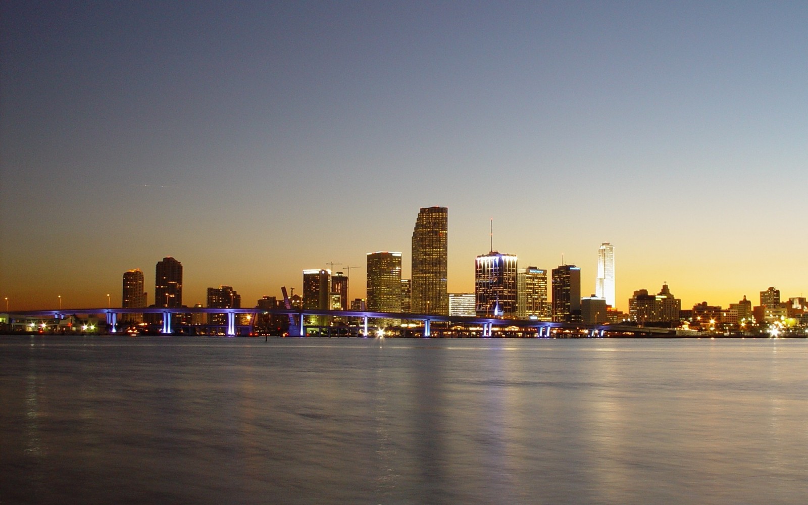 Verschwommene ansicht der stadtansicht bei nacht mit einer brücke (miami, stadt, skyline, stadtbild, stadtgebiet)