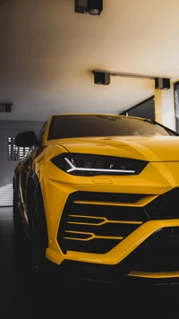 Lamborghini Urus em amarelo vibrante, exibindo seu design elegante e presença poderosa.