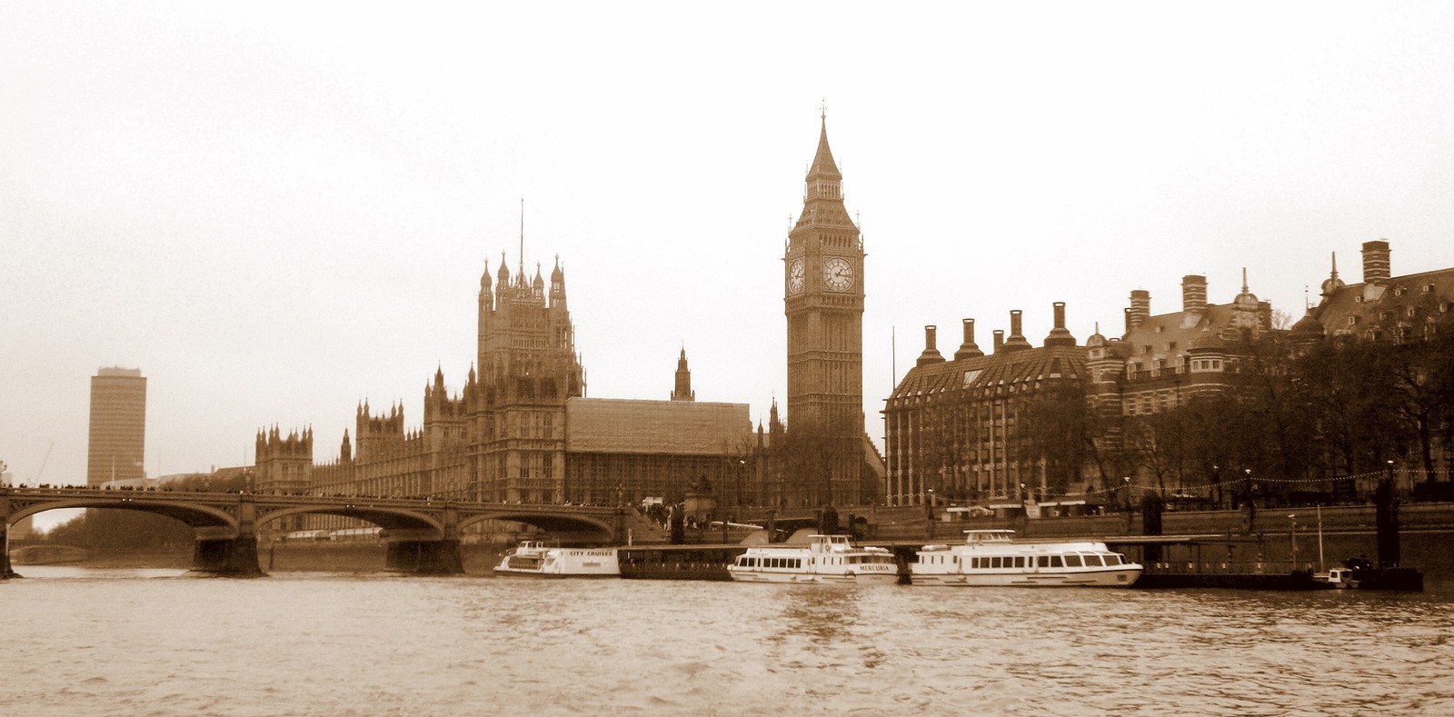 Há um barco descendo o rio em frente a uma torre do relógio (casa do parlamento, palácio de westminster, rio tâmisa, marco, água)