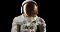 Astronauta da Apollo 11 em traje espacial icônico