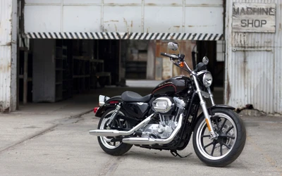 Harley Davidson Sportster Cruiser personalizado en un entorno industrial