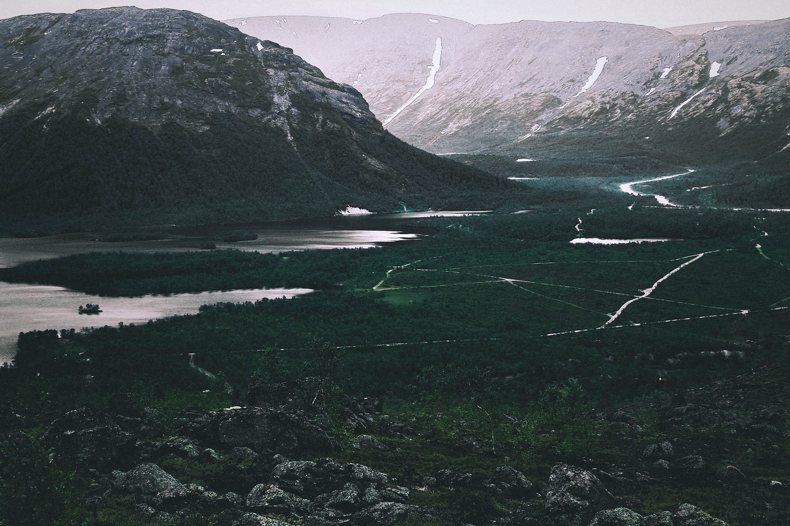 Uma vista de um vale com um rio e montanhas ao fundo (terras altas, montanha, forma glacial, lago, lago glacial)