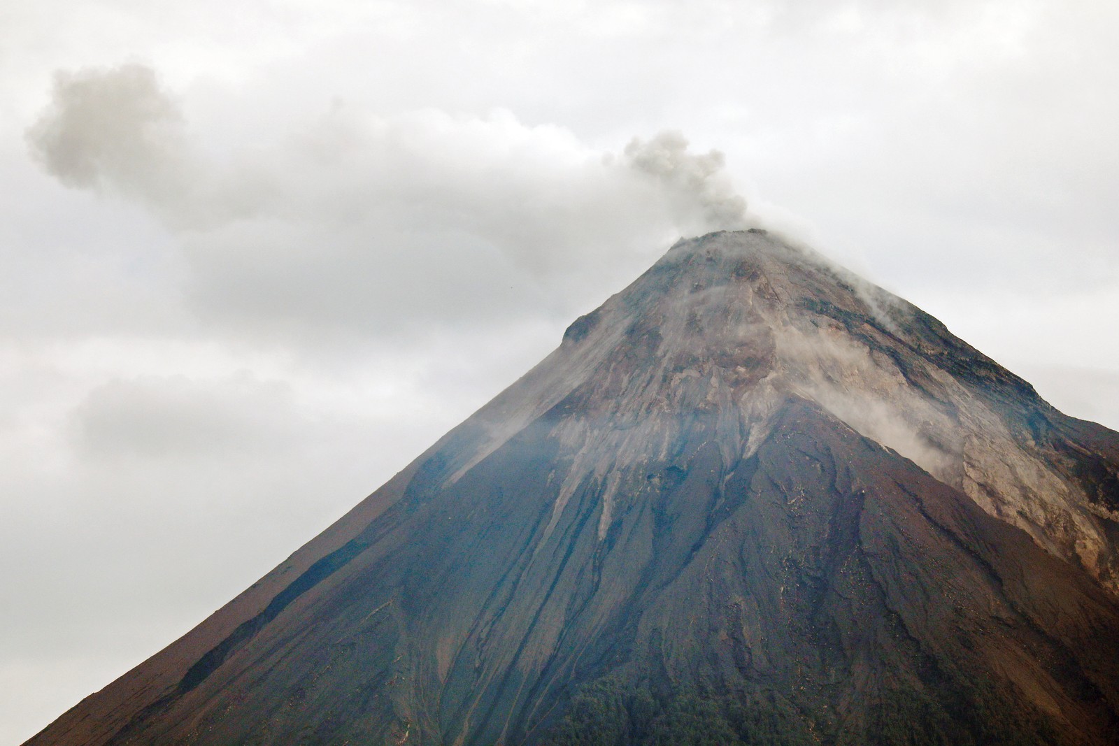 highland, volcano, stratovolcano, volcanic landform, shield volcano wallpaper