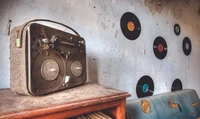 Vintage-Radio und Vinyl-Schallplatten in einem verlassenen Raum