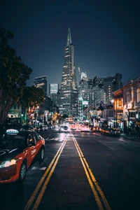 Vie nocturne vibrante dans la métropole urbaine