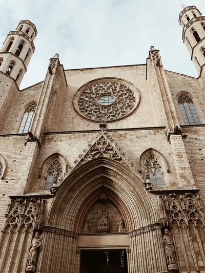 Fachada majestosa de catedral medieval com intrincada janela em forma de rosa